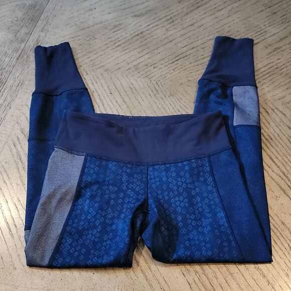 Lululemon size 6 navy leggings with floral print 💙 - Picture 7 of 10